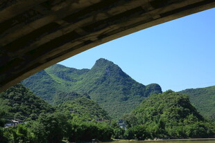 桥下青山翠景