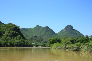秀丽山水间的宁静江河