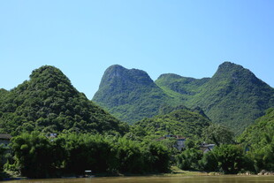 秀丽山峦与葱郁植被景观