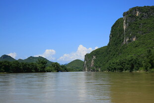 秀丽山水间的宁静江河