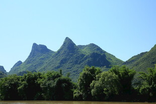 秀丽山峦与葱郁植被