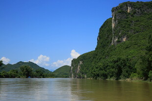 青山绿水间的宁静河流