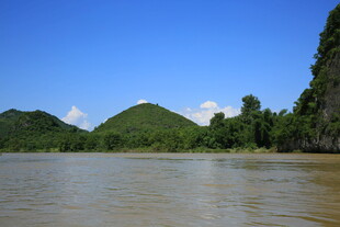 河畔青山绿水风光