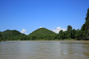 青山绿水间的宁静河流