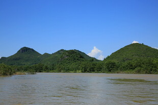 青山环绕的宁静水域