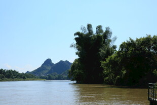 河畔青山绿树风景如画