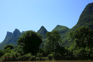 青山绿树间的秀丽风光