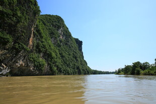 壮丽山河间的悠悠江水