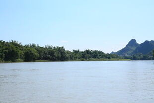 宁静河畔青山绿树美景