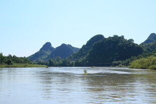 秀丽山水间的宁静江河