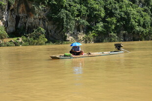 河上泛舟的悠闲时刻