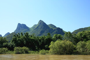 山水相依的秀丽自然景观