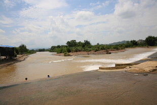 河流湍急处的户外景象
