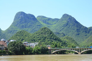 漓江山水间的秀丽桥景