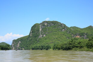 青山绿水间的秀丽江景