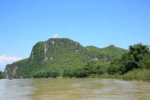 青山绿水间的河畔风光