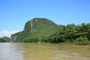 青山绿水间的河流风光