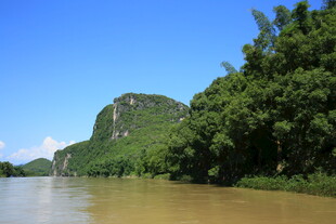 秀丽河畔青山绿树风光