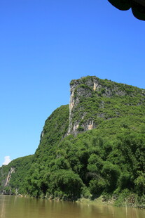 青山绿水间的秀丽崖景