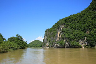 青山环绕的河流风光