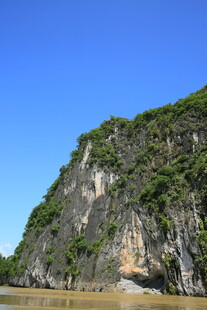 陡峭青山 蓝天映衬美景