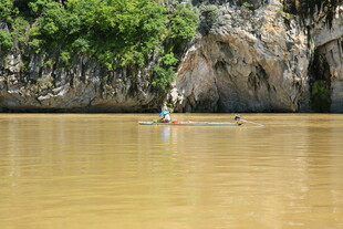 河上泛舟赏岸边嶙峋山石