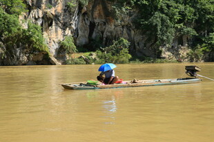 河上泛舟的探险者