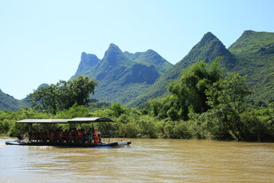 漓江山水间的游船风光