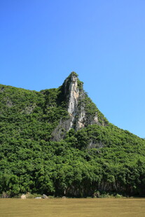 青山峻峰 绿意盎然的景致