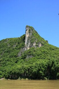 青山绿水间的秀丽山峰