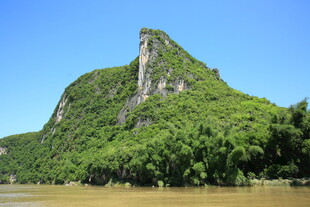 青山绿水间的秀丽山峰