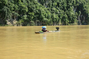 河上泛舟的两人