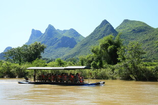 漓江竹筏游 赏山水风光