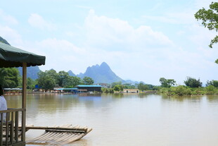 河畔木台 青山绿水好风光