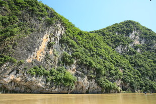 山水相依的秀丽自然景观