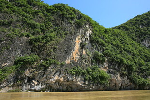 青山绿水间的秀丽河岸风光