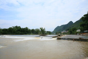 山间湍急河流风景