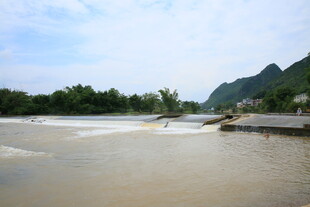 河边风景 水流与远山景色