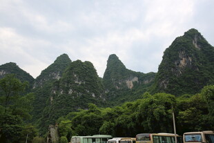 秀丽山峦与山下车辆景观