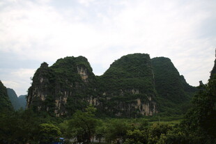 秀丽山峦绿意浓