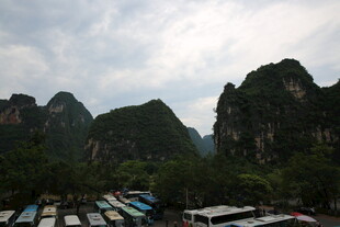 漓江山水间的停泊船只