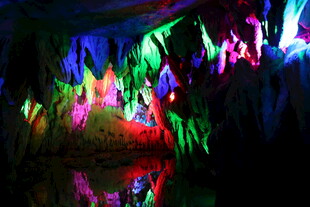 梦幻溶洞彩色钟乳石景观
