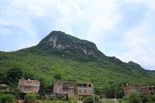 青山下的村落景观