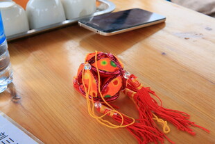 传统手工编织红色小挂件