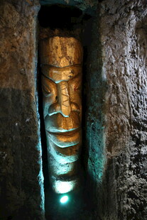 古老神秘的地下木雕人像