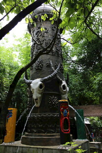 森林中的奇特牛头雕塑