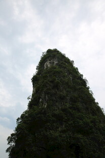 巍峨青山 绿意盎然