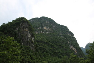 翠绿山峦 尽显自然之美