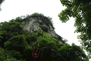 山林间的峭壁与缆车