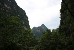 山间绿意浓峻岭隐云间